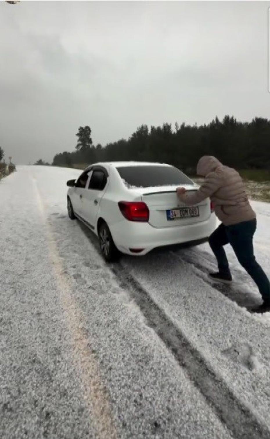 Sarıkamış'ta Şaşırtan Dolu Yağışı Yolları Büyüledi