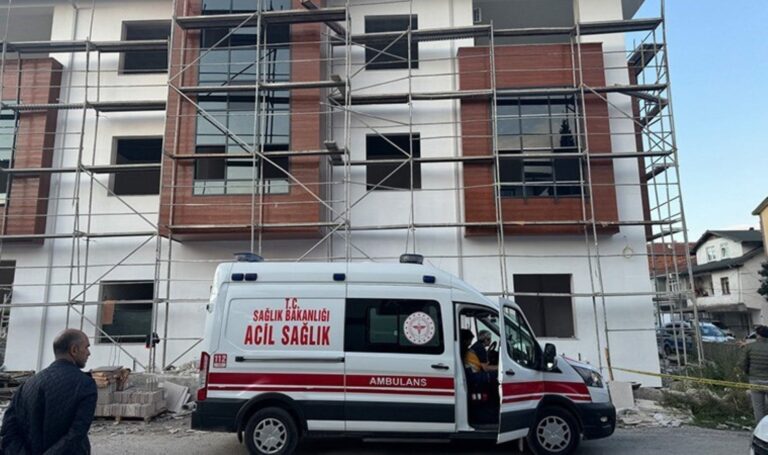 Sakarya’da iş cinayeti: Asansörün üzerlerine düşmesi sonucu 2 işçi hayatını kaybetti! – Türkiye’den son dakika haberleri