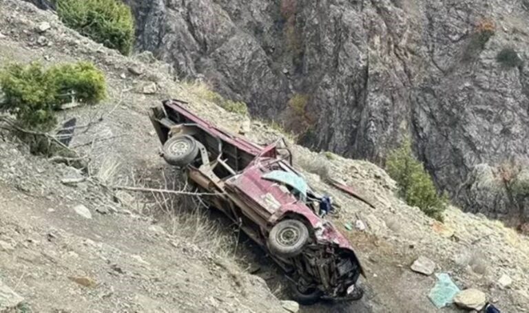 Kamyon hendeğe uçtu… 3 kişi hastaneye kaldırıldı – Son Dakika Türkiye Haberleri