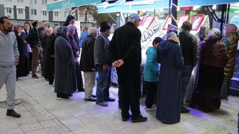 Fiyat 40 TL'ye düşerken vatandaşlar metrelerce kuyruk oluşturdu. Çocuklarımızla birlikte yiyeceğiz.