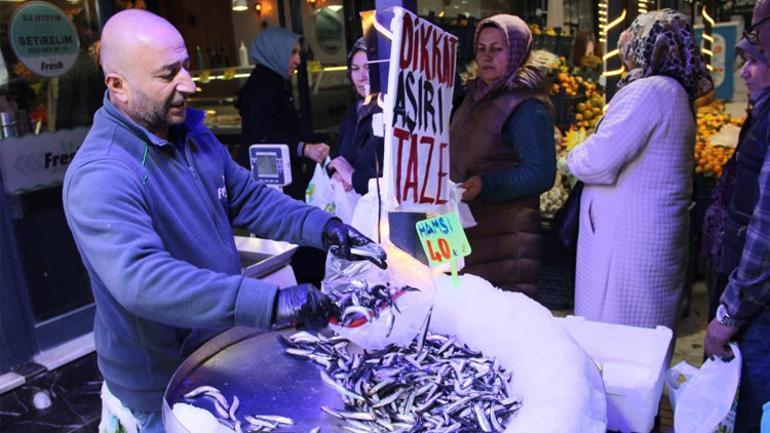 Fiyat 40 TL'ye düşerken vatandaşlar metrelerce kuyruk oluşturdu. Çocuklarımızla birlikte yiyeceğiz.